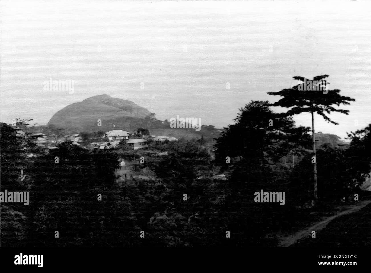 Der unverwechselbare Gipfel des Gemi in der Nähe von Amedzofe in der Region Volta, Ghana c.1958 Stockfoto