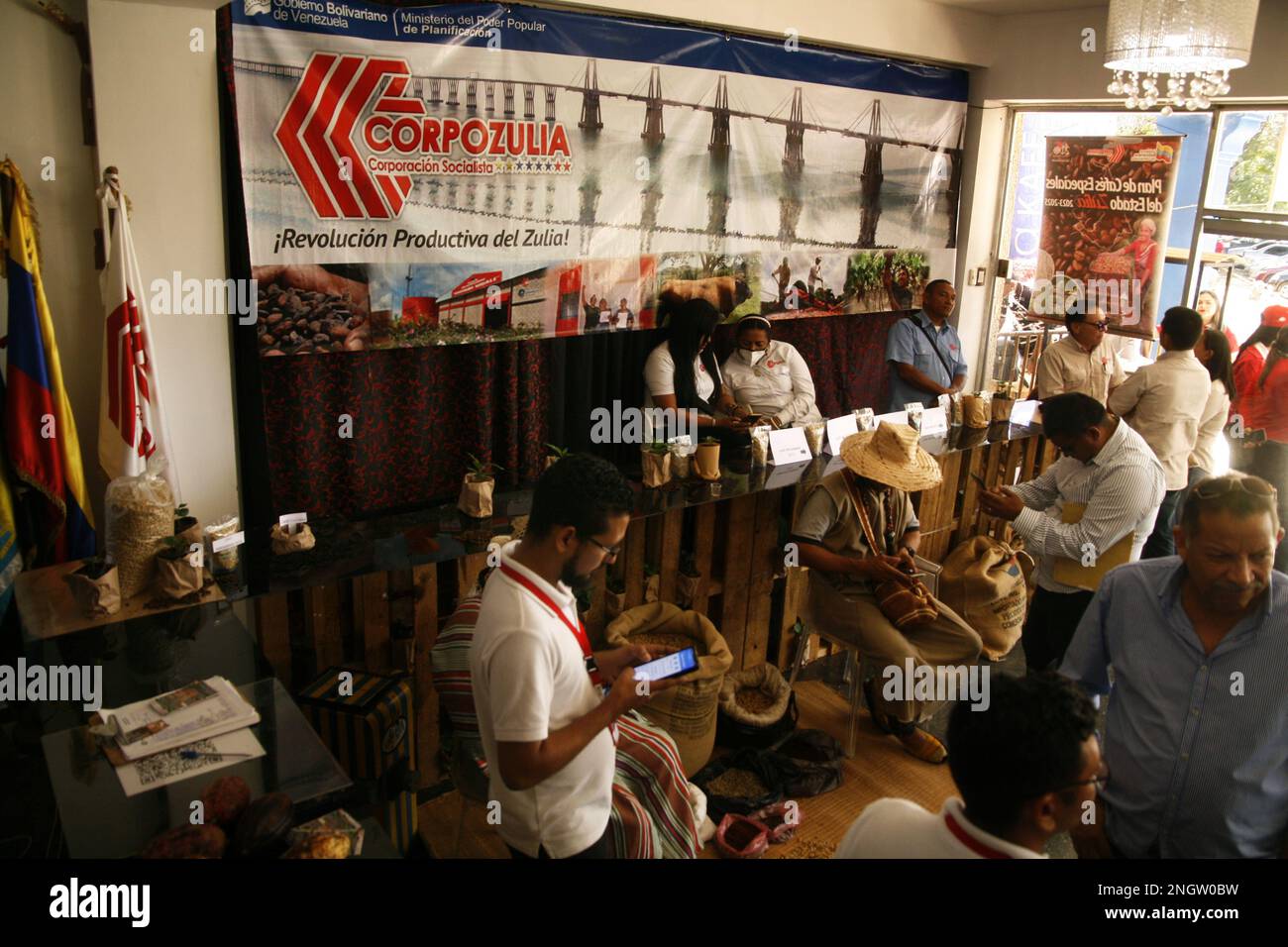 Venezolaner genießen die „1. Fair of Special Coffee of Zulia“, eine Veranstaltung, die zahlreichen Unternehmen und Unternehmern der Kaffeeindustrie die Möglichkeit bietet, die Öffentlichkeit über ihre Fortschritte beim Anbau zu informieren, Produktion und Vertrieb des Produkts in den Anlagen der Círculo Militar am Samstag, den 18. Februar 2023, in der Stadt Maracaibo, Venezuela. Diese Organisation, die von der Development Corporation der Region Zuliana (CORPOZULIA) organisiert wird, engagiert sich sehr für das Erreichen von Effizienz und Produktivität. Eine strategische Allianz, sie wurde entwickelt Stockfoto