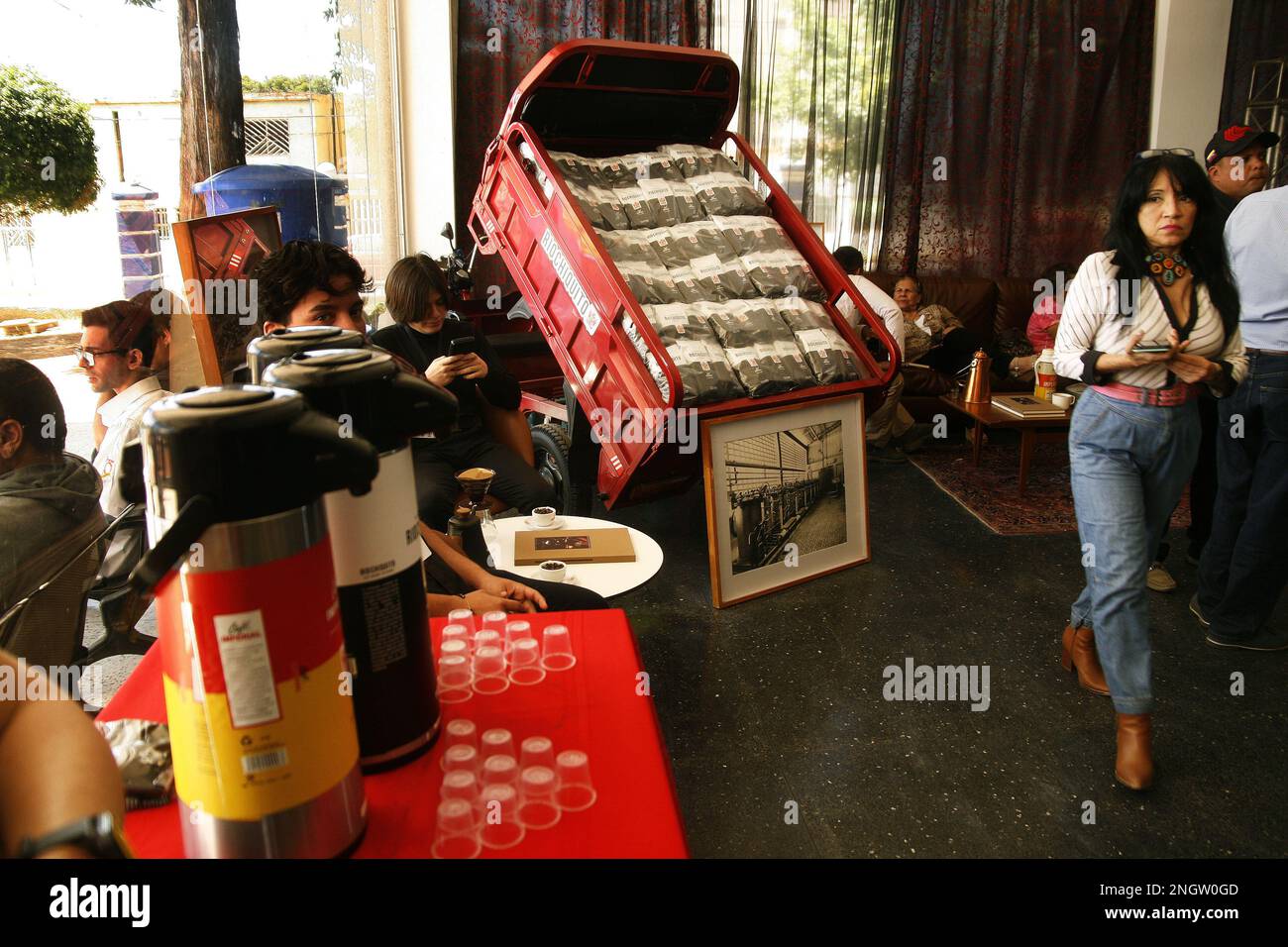 Venezolaner genießen die „1. Fair of Special Coffee of Zulia“, eine Veranstaltung, die zahlreichen Unternehmen und Unternehmern der Kaffeeindustrie die Möglichkeit bietet, die Öffentlichkeit über ihre Fortschritte beim Anbau zu informieren, Produktion und Vertrieb des Produkts in den Anlagen der Círculo Militar am Samstag, den 18. Februar 2023, in der Stadt Maracaibo, Venezuela. Diese Organisation, die von der Development Corporation der Region Zuliana (CORPOZULIA) organisiert wird, engagiert sich sehr für das Erreichen von Effizienz und Produktivität. Eine strategische Allianz, sie wurde entwickelt Stockfoto