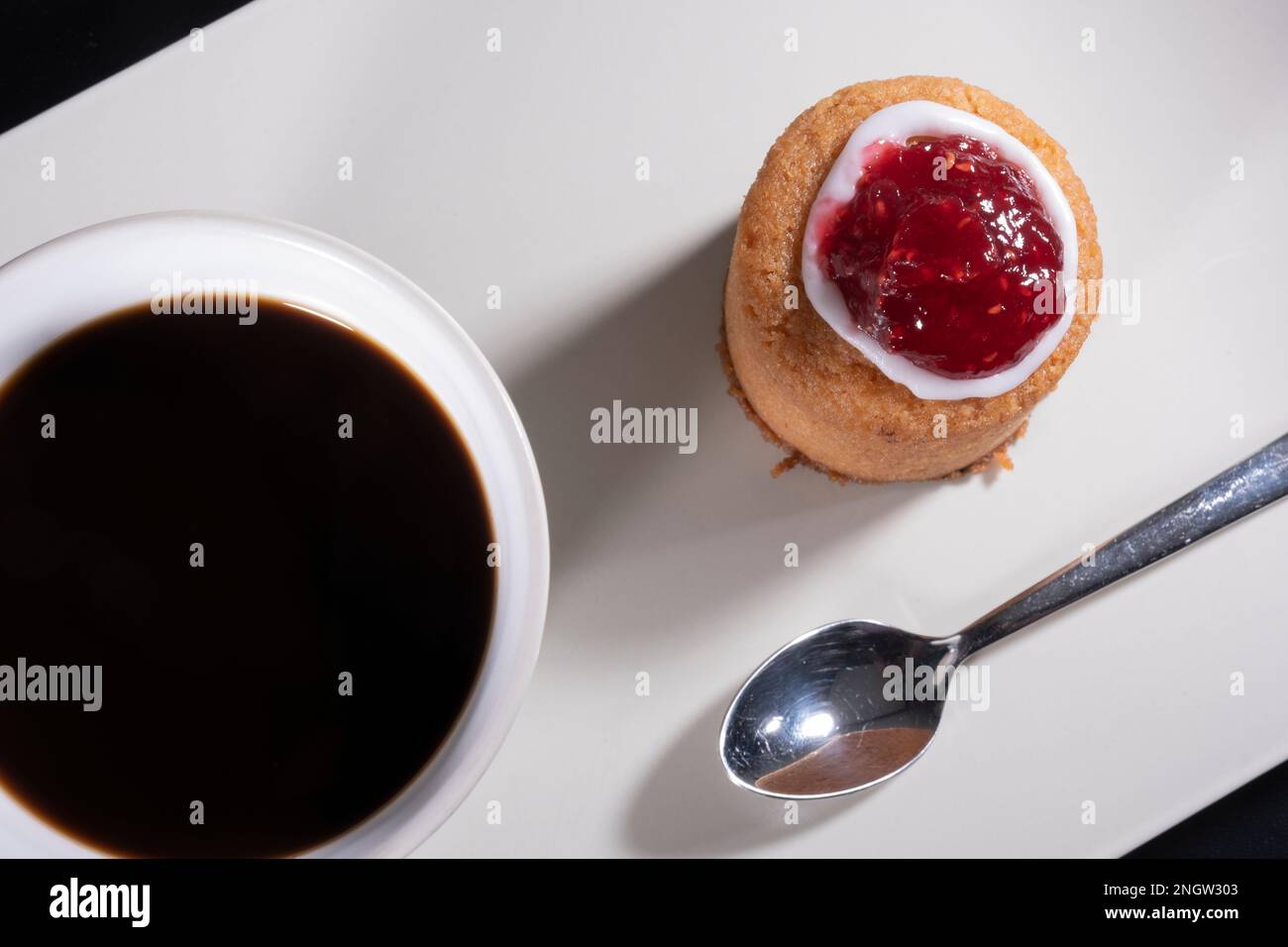 Helsinki / Finnland - 19. FEBRUAR 2022: Traditionelle finnische Küche - Runeberg Torte ist nach dem finnischen Nationaldichten Johan Ludvig Runeberg benannt. F Stockfoto