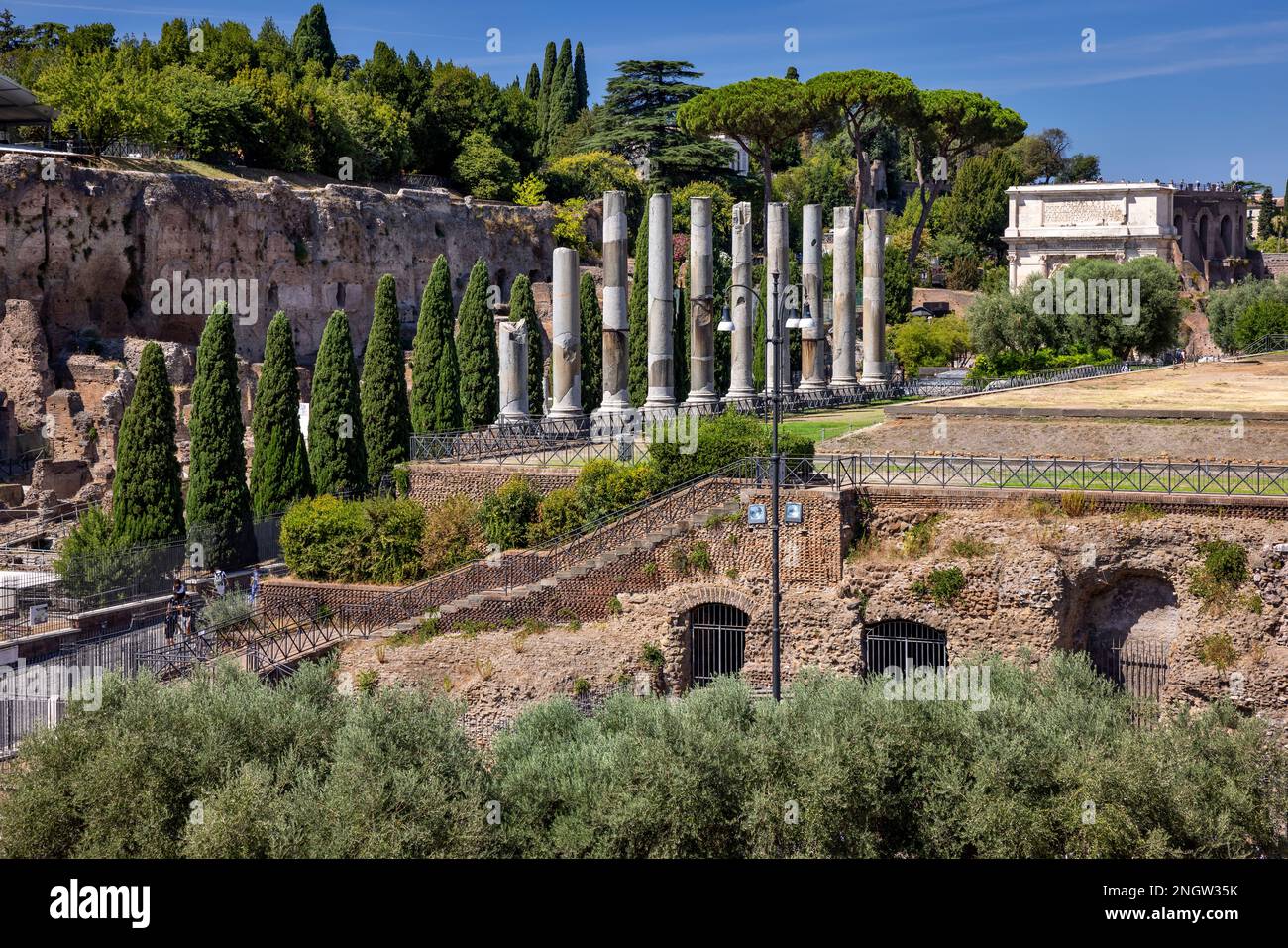 Blick auf die Säulen der Via Sacra und den Titusbogen, Palatin, Rom, Italien Stockfoto