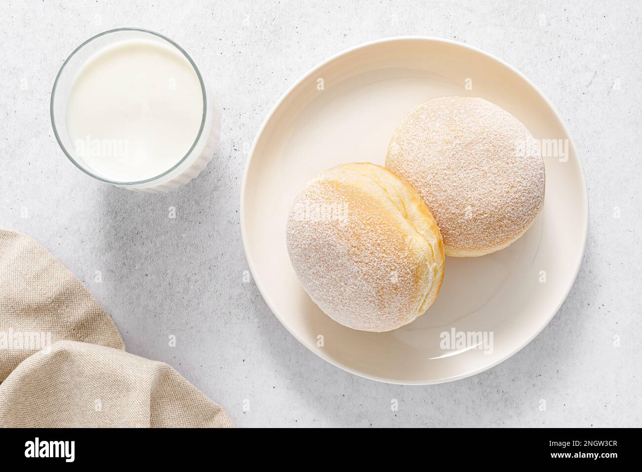 Berliner Donut. Traditioneller deutscher Donut mit Himbeermarmelade und Puderzucker. Draufsicht Stockfoto