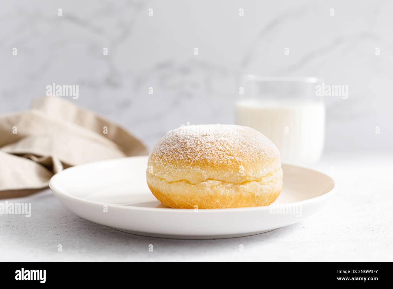 Berliner Donut. Traditioneller deutscher Donut mit Himbeermarmelade und Puderzucker Stockfoto