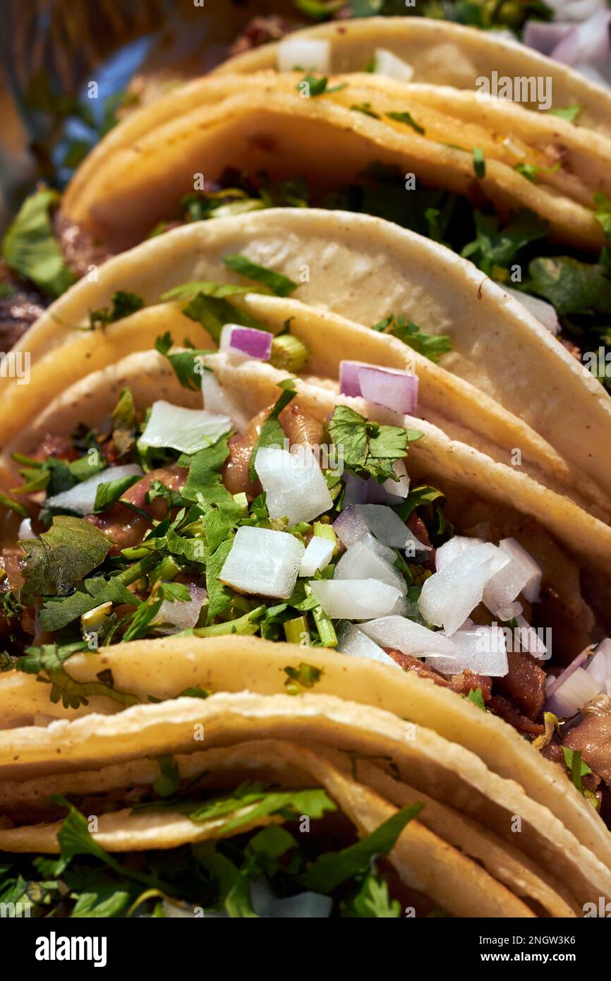 Tacos, das klassische mexikanische Street Food, das in Corona, Queens, New York City, USA, serviert wird Stockfoto