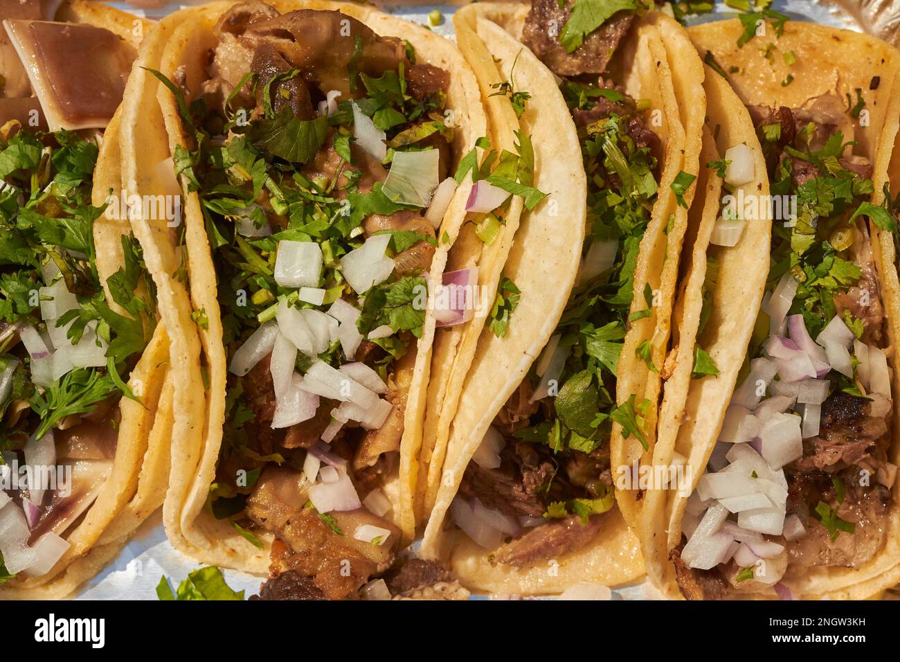 Tacos, das klassische mexikanische Street Food, das in Corona, Queens, New York City, USA, serviert wird Stockfoto