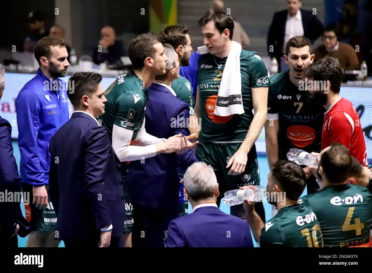 Taranto, Italien. 18. Februar 2023. Emma Villas Siena Auszeit. Während der Gioiella Prisma Taranto gegen Emma Villas Aubay Siena, Volleyball Italian Serie A Men SuperLeague Championship in Taranto, Italien, Februar 18 2023 Kredit: Independent Photo Agency/Alamy Live News Stockfoto