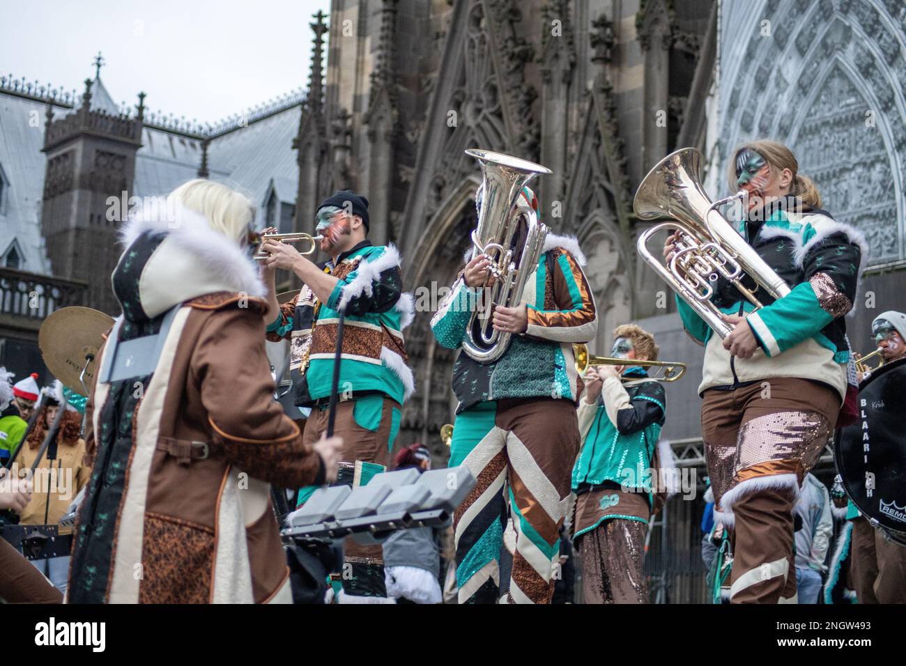 Köln, Deutschland - 18. Februar 2023: Vom 16. Bis 22. Februar 2023 werden Tausende von Feiern auf dem alten Markt in Köln zusammenkommen, um die Eröffnung des Kölner Karnevals zu feiern, auch bekannt als „Crazy Days“. Kredit: Sinai Noor/Alamy Live News Stockfoto