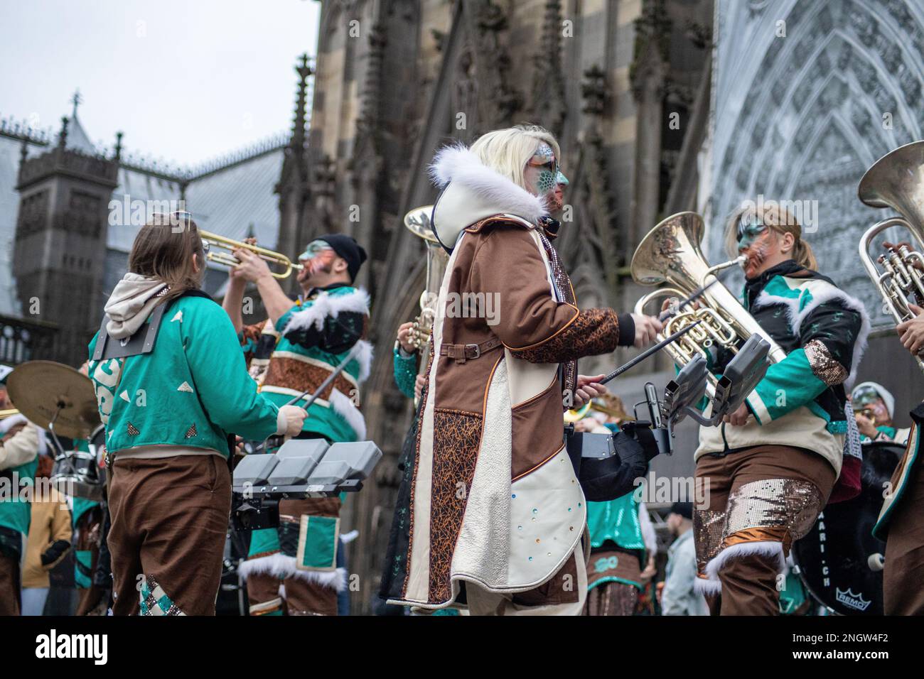 Köln, Deutschland - 18. Februar 2023: Vom 16. Bis 22. Februar 2023 werden Tausende von Feiern auf dem alten Markt in Köln zusammenkommen, um die Eröffnung des Kölner Karnevals zu feiern, auch bekannt als „Crazy Days“. Kredit: Sinai Noor/Alamy Live News Stockfoto