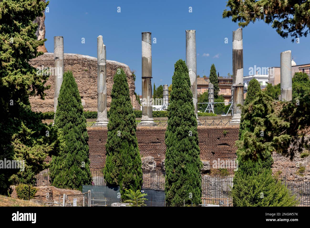 Kolonnaden oder Spalten entlang der Via Sacra römischen Straße, die links den Kapitolinischen Hil, das Forum Romanum und das Kolosseum das antike Rom Italien Stockfoto