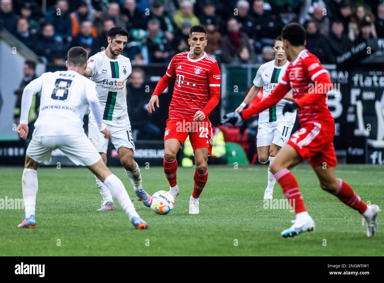 Mönchengladbach, Borussia Park, 18.02.23: Joao Pedro Cavaco Cancelo (M) (München) am Ball beim Fussball 1. Bundesliga Spiel Borussia Mönchengladbach vs Stockfoto