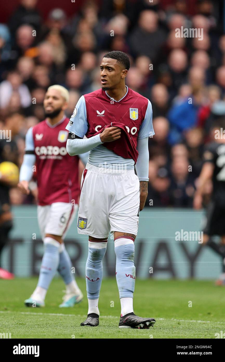 Birmingham, Großbritannien. 18. Februar 2023. Ezri Konsa von Aston Villa schaut zu. Spiel der Premier League, Aston Villa gegen Arsenal im Villa Park in Birmingham am Samstag, den 18. Februar 2023. Dieses Bild darf nur zu redaktionellen Zwecken verwendet werden. Nur redaktionelle Verwendung, Lizenz für kommerzielle Verwendung erforderlich. Keine Verwendung bei Wetten, Spielen oder Veröffentlichungen von Clubs/Ligen/Spielern. Bild von Andrew Orchard/Andrew Orchard Sportfotografie/Alamy Live News Kredit: Andrew Orchard Sportfotografie/Alamy Live News Stockfoto
