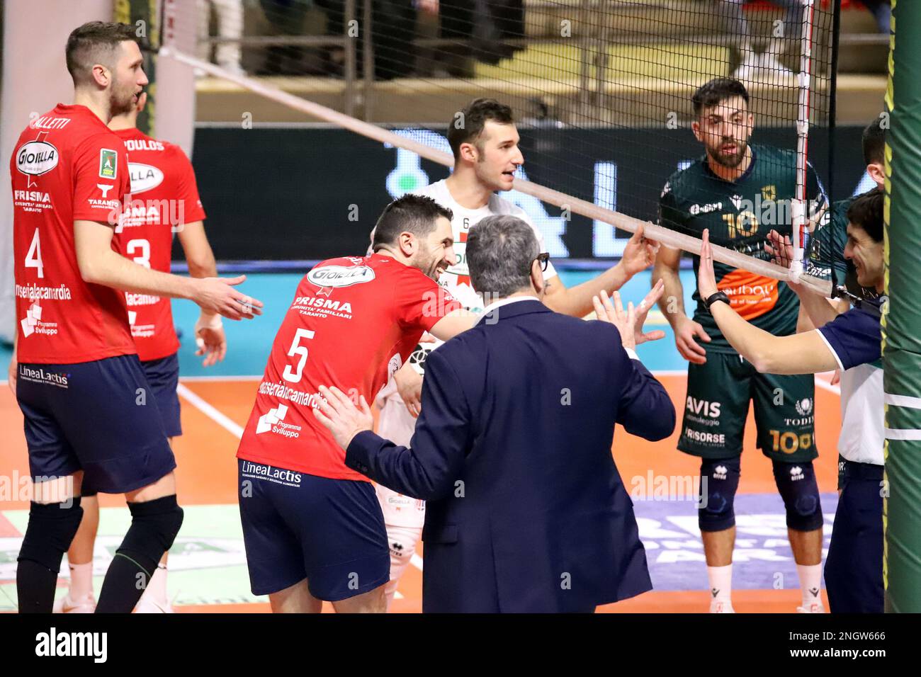 Taranto, Italien. 18. Februar 2023. Prisma Taranto und Emma Villas Siena streiten sich mit dem zweiten Schiedsrichter. Während der Gioiella Prisma Taranto gegen Emma Villas Aubay Siena, Volleyball Italian Serie A Men SuperLeague Championship in Taranto, Italien, Februar 18 2023 Kredit: Independent Photo Agency/Alamy Live News Stockfoto