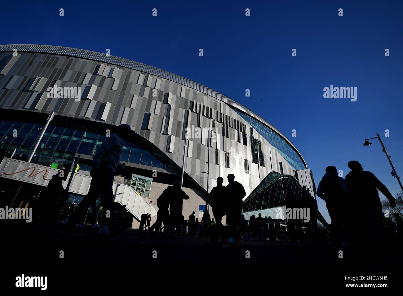 Fans, die vor dem Spiel der Premier League im Tottenham Hotspur Stadium in London ankommen. Foto: Sonntag, 19. Februar 2023. Stockfoto