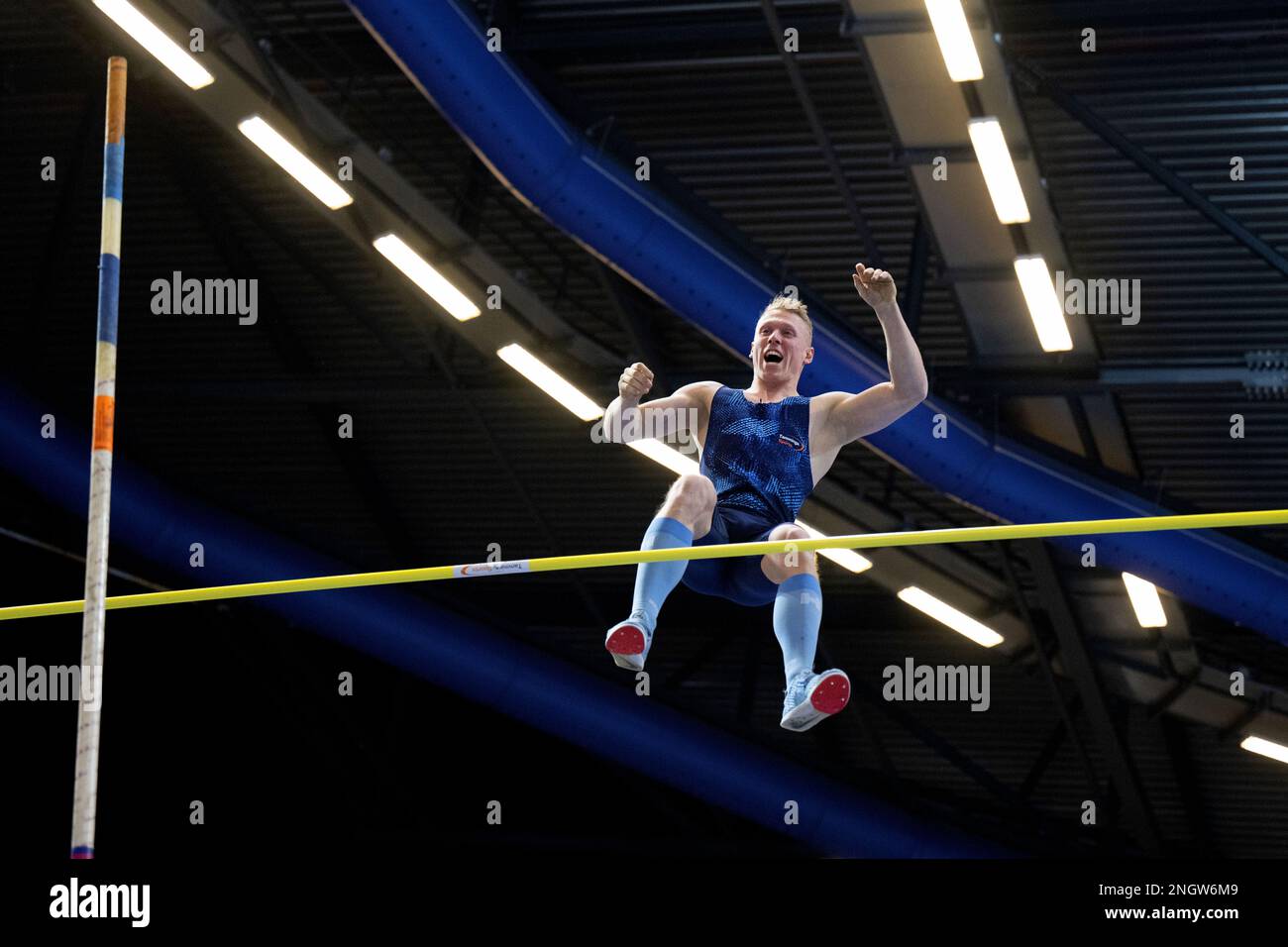 APELDOORN - Pole Vaulter Menno Vloon am zweiten Tag der niederländischen Hallensportmeisterschaft. ANP OLAF KRAAK niederlande raus - belgien raus Stockfoto