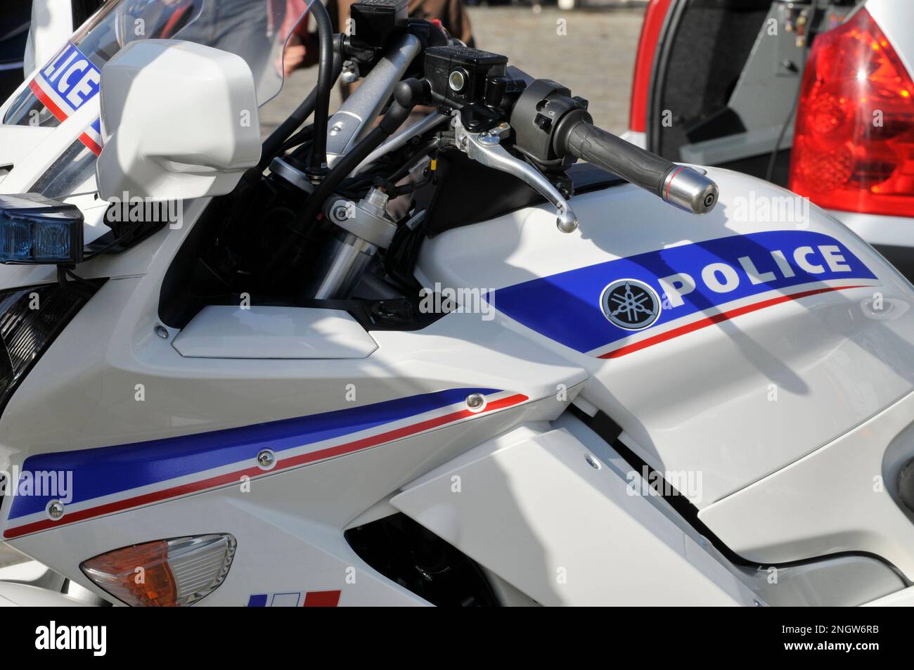 Die französische Polizei und ihre Fahrzeuge auf dem Ducale-Platz von Charleville-Mezieres für eine öffentliche Demonstration | Demonstration de Police nationale et de la Stockfoto