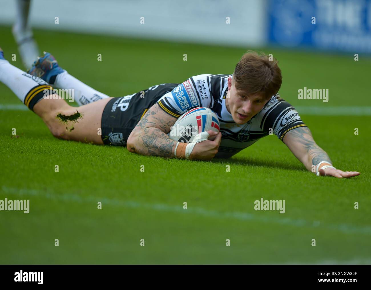 Hull, UK. 19. Februar 2023. Liam Sutcliffe vom Hull FC erhält am 19. Februar 2023 in Runde 1 des Betfred Super League Photo Credit Craig Cresswell Photography Credit: Craig Cresswell/Alamy Live News im MKM Stadium, Hull, West Yorkshire, Großbritannien, einen Probeversuch zwischen Hull FC und Castleford Tigers Stockfoto