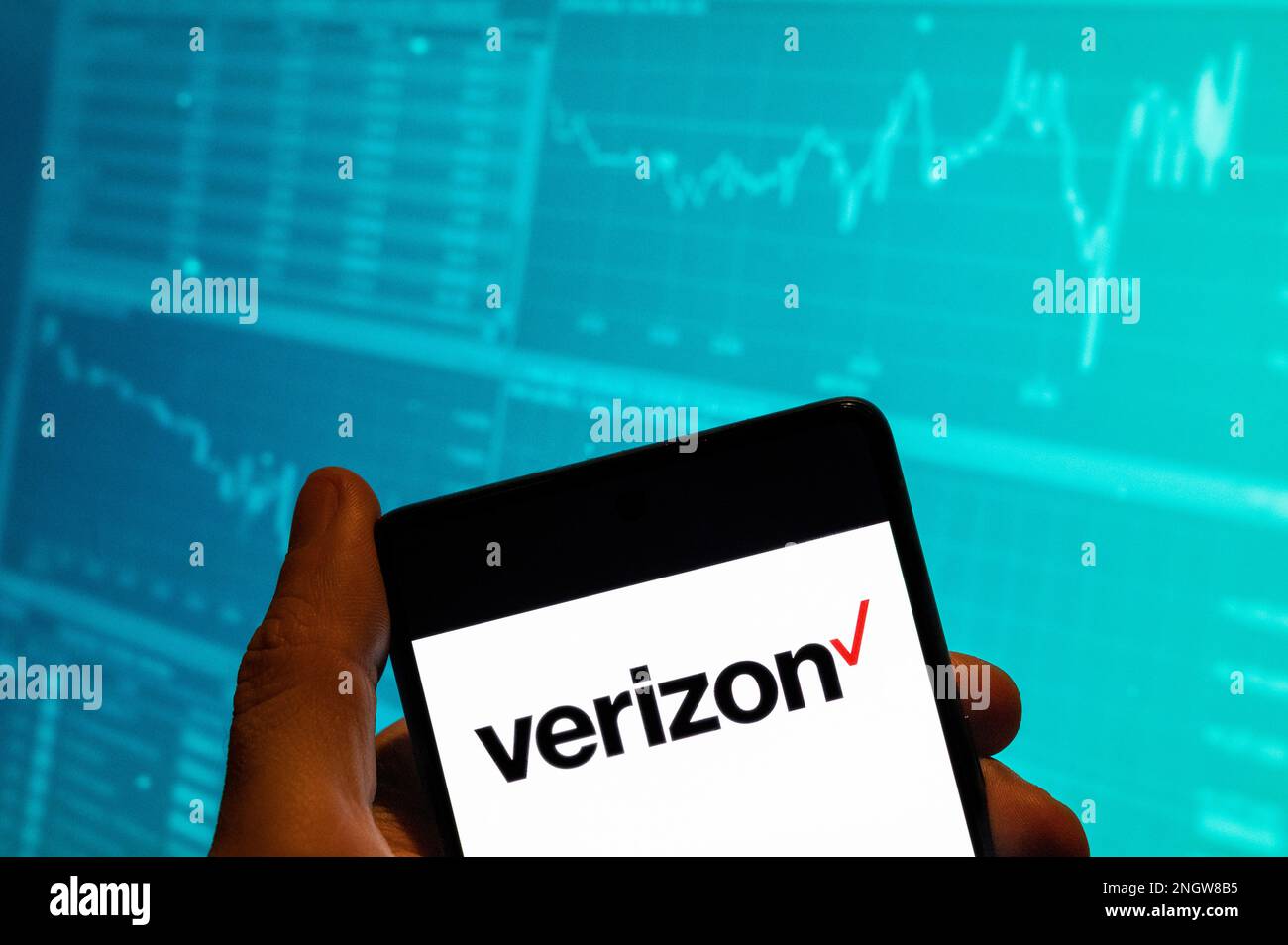 China. 19. Februar 2023. Auf diesem Foto ist das Verizon-Logo des amerikanischen multinationalen Telekommunikationskonglomerats auf einem Smartphone zu sehen, das im Hintergrund mit einer Grafik des Börsenindex versehen ist. (Foto: Budrul Chukrut/SOPA Images/Sipa USA) Guthaben: SIPA USA/Alamy Live News Stockfoto