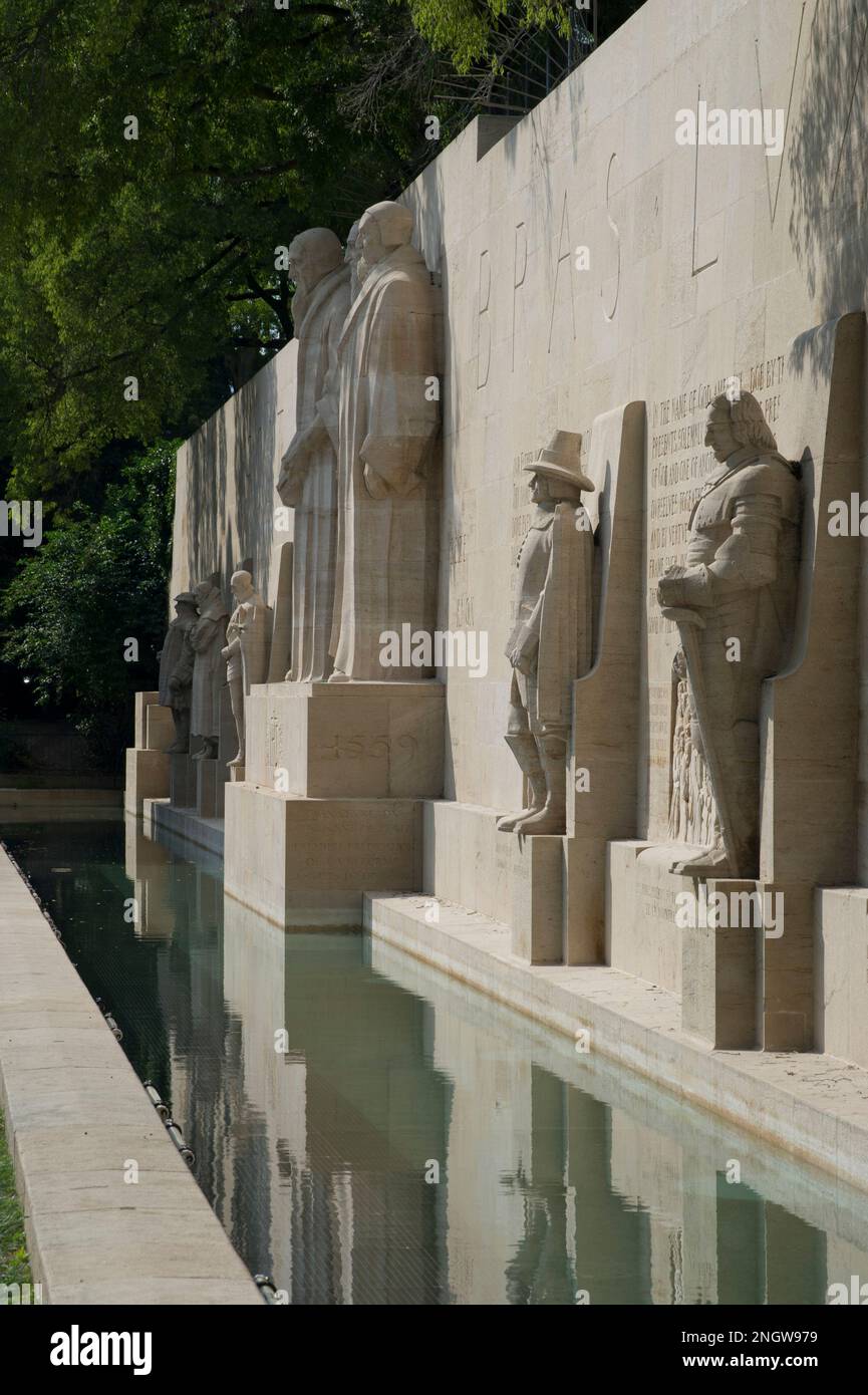 Geneve Partage les Rives du lac Leman entre espaces verts et immeubles rigides. Le Canton de Geneve est une veritable enclave dans les Frontieres fran Stockfoto