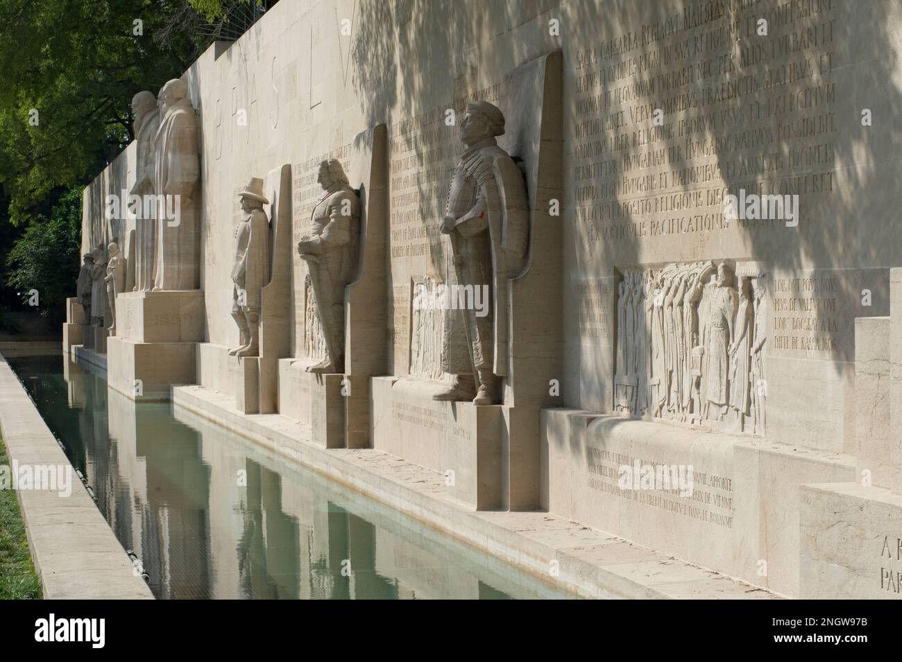 Geneve Partage les Rives du lac Leman entre espaces verts et immeubles rigides. Le Canton de Geneve est une veritable enclave dans les Frontieres fran Stockfoto