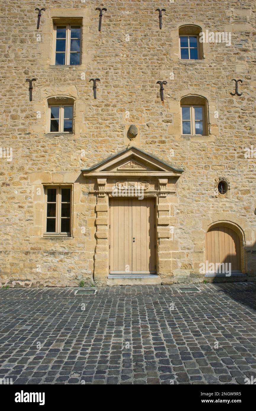 Le Chef-lieu du Departement des ardennes est celebre pour sa magnifique Place Ducale consideree comme la soeur de la Place des Vosges a Paris. Vue su Stockfoto