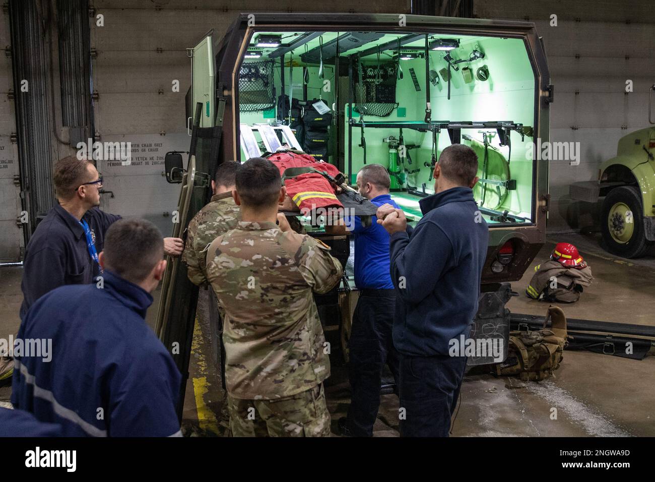 SGT. Walter Michener und CPL William Lowry, Medics von der 546. Medical Company (Area Support) aus Fort Hood, Texas, führen am 25. November 2022 einen Kurs zum Advanced First Responder Training Program mit Feuerwehrleuten im Camp Bondsteel Fire and Emergency Services durch. Während der Schulung wurden folgende Themen behandelt: Ersteinschätzung von Verletzten, Einweisung von Verletzten in einen FLA, Be- und Entladen des FLA sowie Einrichtung und Nutzung eines SKED für die flugmedizinische Evakuierung. (USA Militärfotos von Staff Sgt. Anna Pongo, 111. Abteilung Öffentliche Angelegenheiten, Nationalgarde Nebraska) Stockfoto