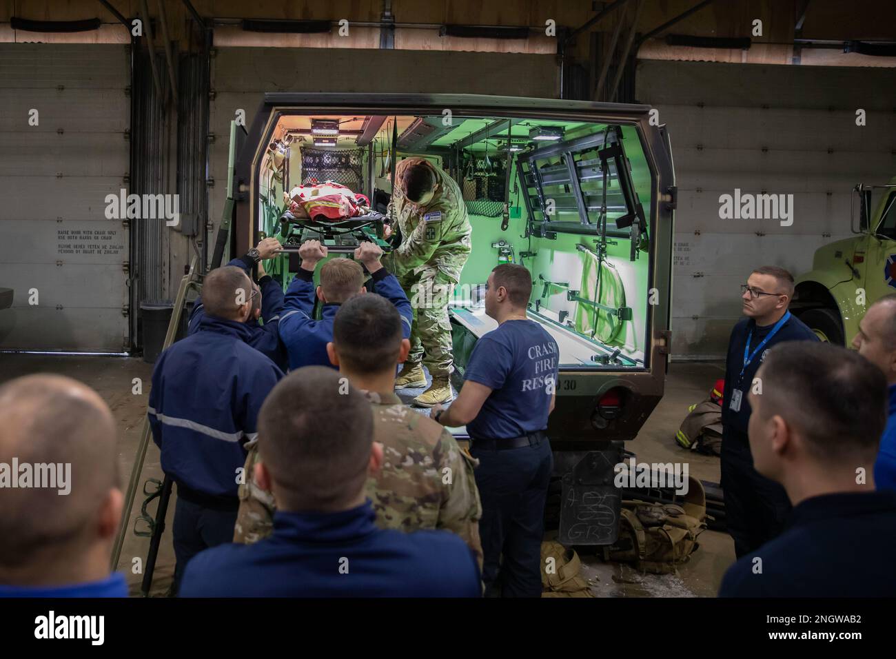 SGT. Walter Michener und CPL William Lowry, Medics von der 546. Medical Company (Area Support) aus Fort Hood, Texas, führen am 25. November 2022 einen Kurs zum Advanced First Responder Training Program mit Feuerwehrleuten im Camp Bondsteel Fire and Emergency Services durch. Während der Schulung wurden folgende Themen behandelt: Ersteinschätzung von Verletzten, Einweisung von Verletzten in einen FLA, Be- und Entladen des FLA sowie Einrichtung und Nutzung eines SKED für die flugmedizinische Evakuierung. (USA Militärfotos von Staff Sgt. Anna Pongo, 111. Abteilung Öffentliche Angelegenheiten, Nationalgarde Nebraska) Stockfoto