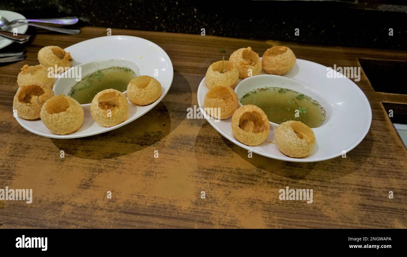 Zwei Teller Pani Puri, Golgappa oder Puchkas von einem weißen Teller, das ein beliebtes indisches Chat-Menü ist. Stockfoto