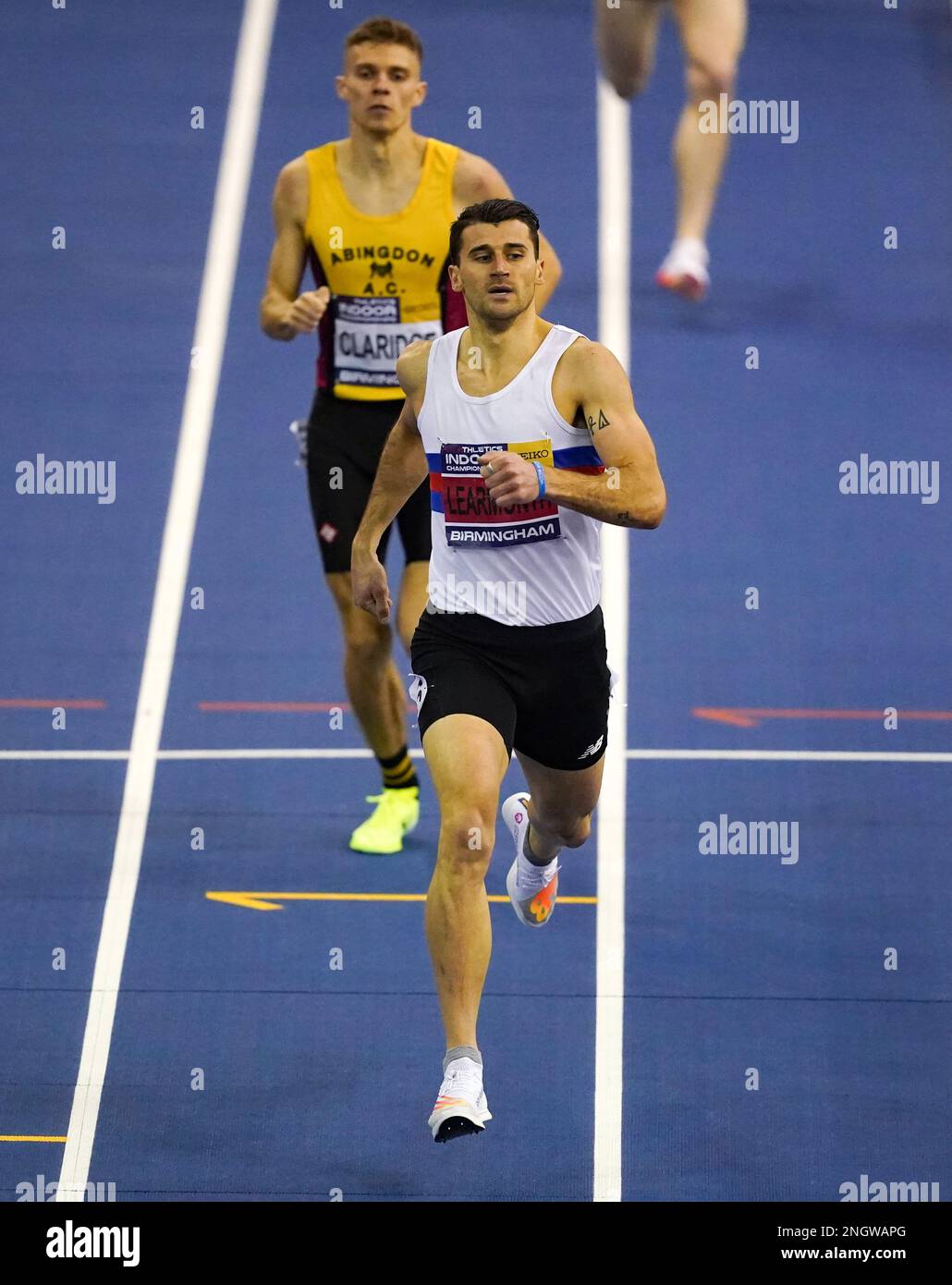 Guy Learmonth feiert den Sieg im Finale der Herren 800m am zweiten Tag