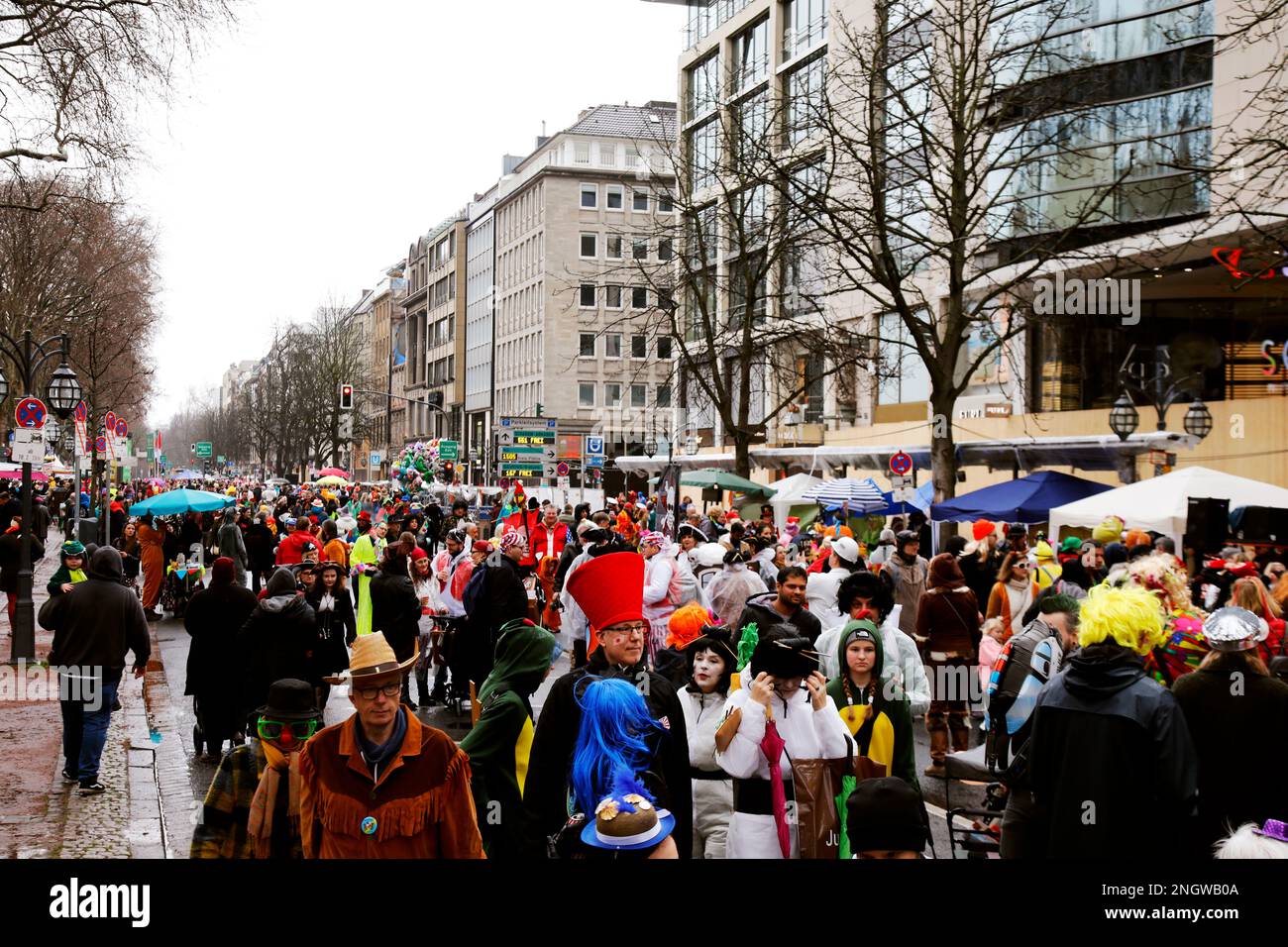 Traditionelles Kö-Treiben an der Königsallee bei Regen, Straßenkarneval in Düsseldorf Stockfoto