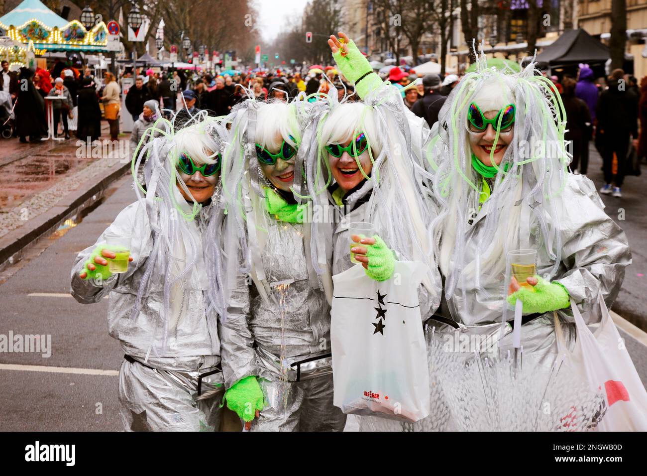Traditionelles Kö-Treiben an der Königsallee bei Regen, Straßenkarneval in Düsseldorf Stockfoto