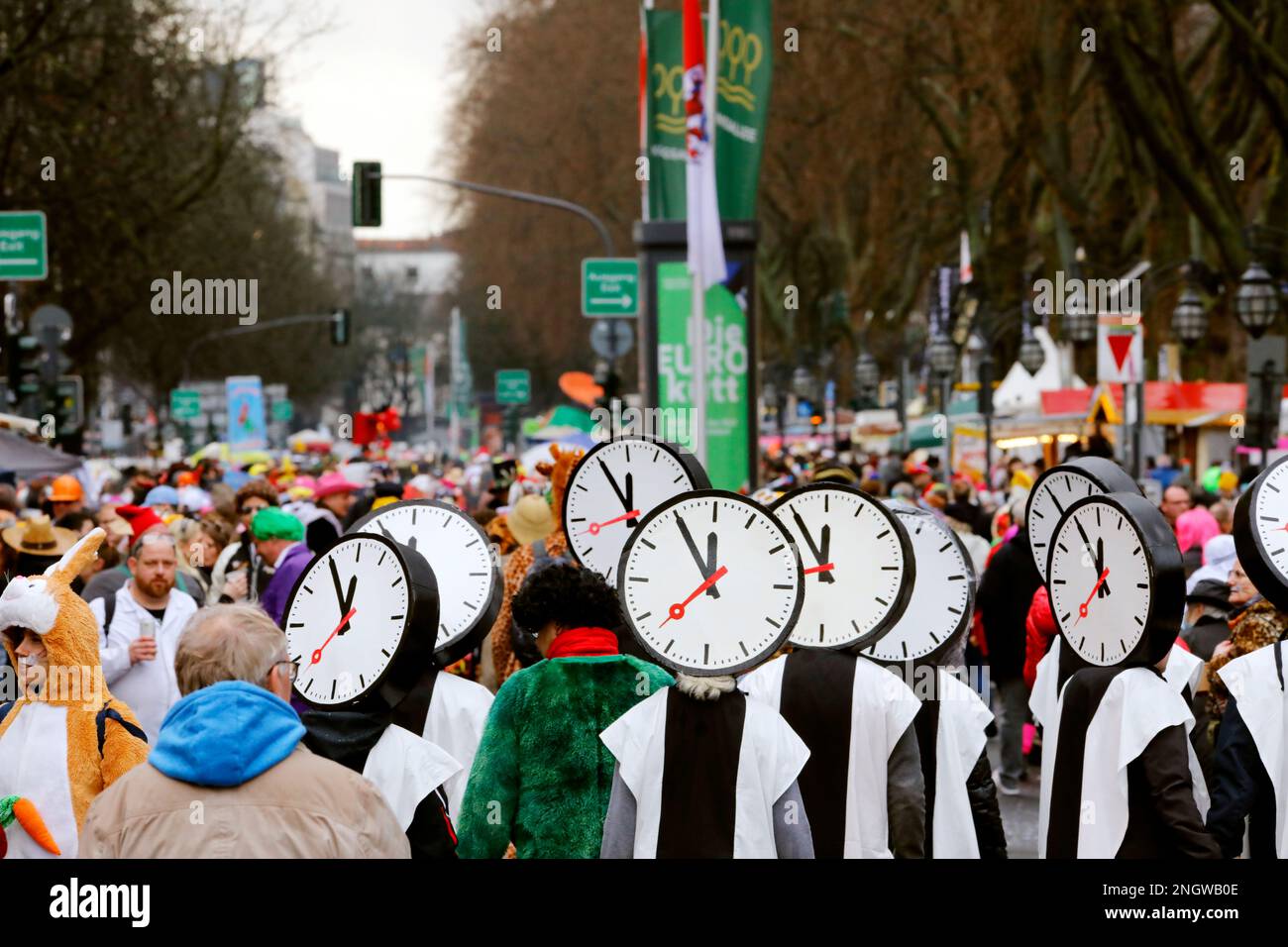 Traditionelles Kö-Treiben an der Königsallee bei Regen, Straßenkarneval in Düsseldorf Stockfoto
