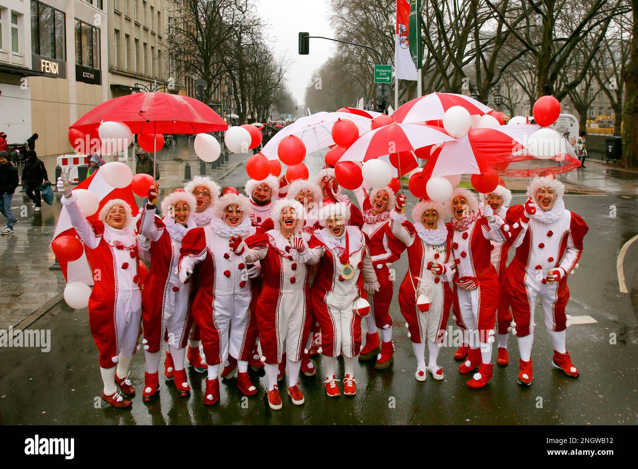 Traditionelles Kö-Treiben an der Königsallee bei Regen, Straßenkarneval in Düsseldorf Stockfoto