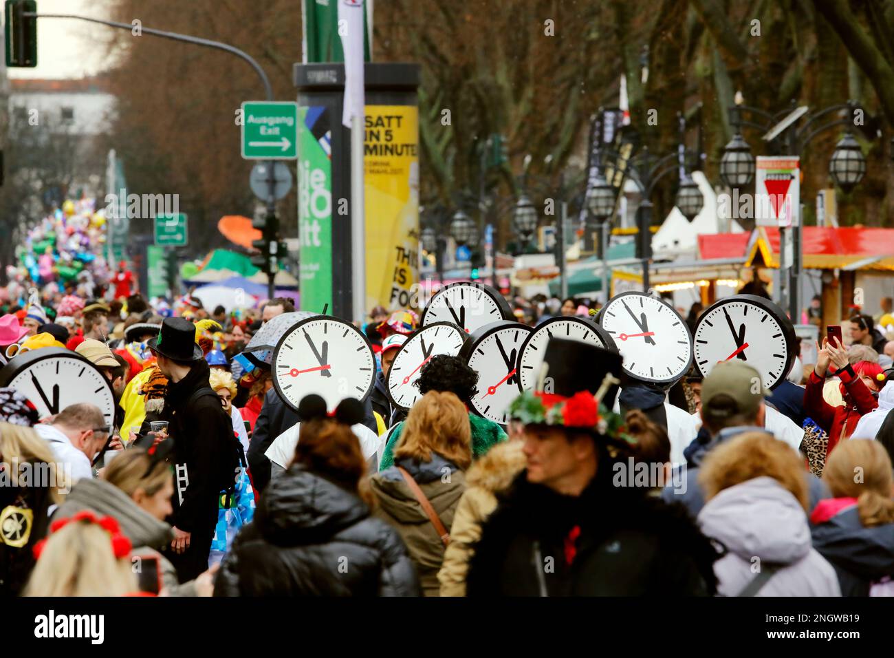 Traditionelles Kö-Treiben an der Königsallee bei Regen, Straßenkarneval in Düsseldorf Stockfoto