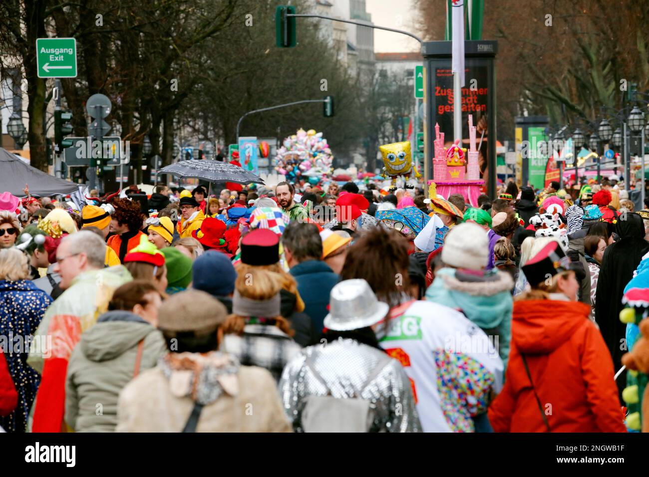 Traditionelles Kö-Treiben an der Königsallee bei Regen, Straßenkarneval in Düsseldorf Stockfoto