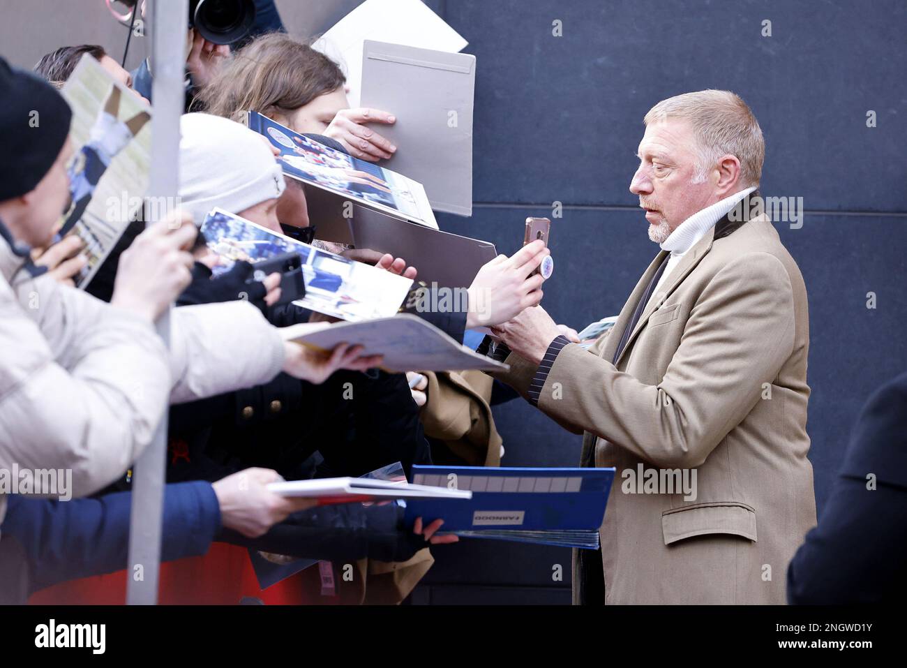 Boris Becker mit Fans, die anlässlich der „Boom Boom The World vs Boris Becker“-Fotokonferenz im Hotel Grand Hyatt anlässlich der Berlinale International 73 ankommen Stockfoto