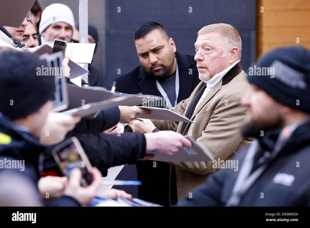 Boris Becker mit Fans, die anlässlich der „Boom Boom The World vs Boris Becker“-Fotokonferenz im Hotel Grand Hyatt anlässlich der Berlinale International 73 ankommen Stockfoto