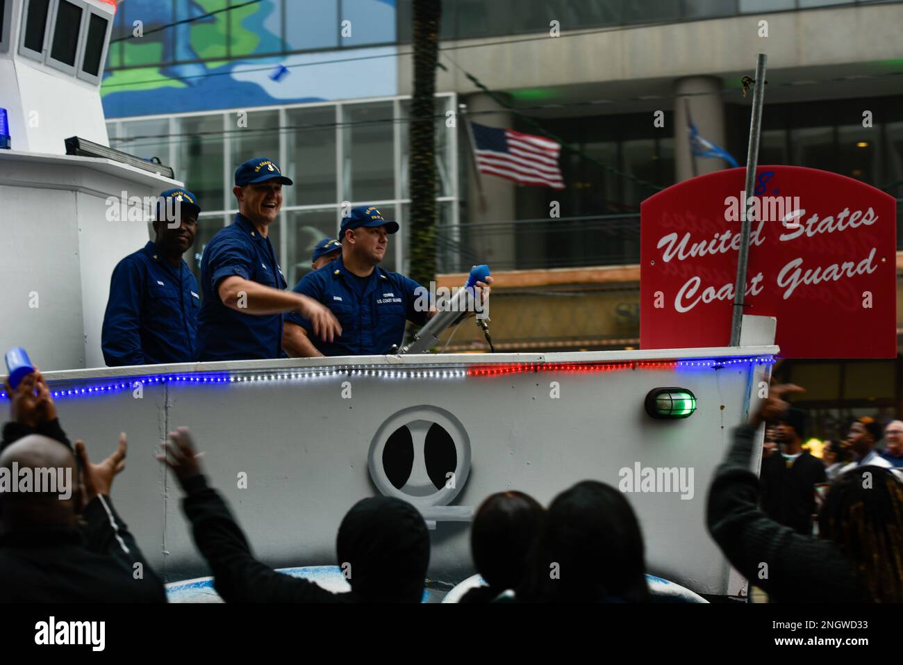 Einheiten der Küstenwache aus dem gesamten Sektor New Orleans nahmen am 26. November 2022 an der Bayou Classic Parade in New Orleans, Louisiana, Teil. Der Schwimmer der Küstenwache enthält eine Kanone, die T-Shirts und andere Gegenstände abfeuern kann. Stockfoto