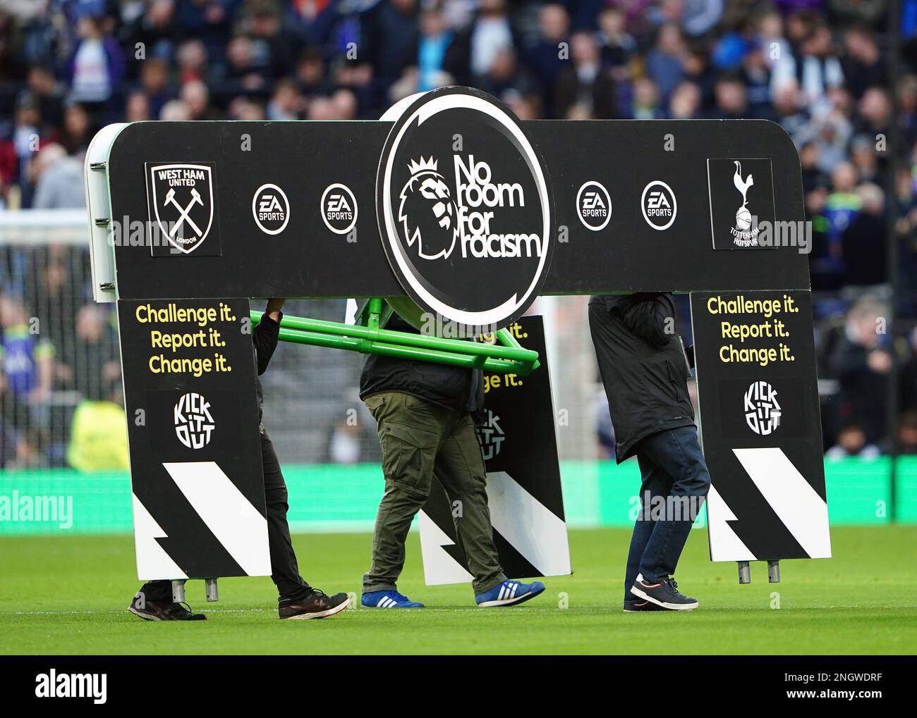 Das Bodenpersonal verlegt ein No Room for Racsim Horting auf das Spielfeld vor dem Premier League-Spiel im Tottenham Hotspur Stadium, London. Foto: Sonntag, 19. Februar 2023. Stockfoto