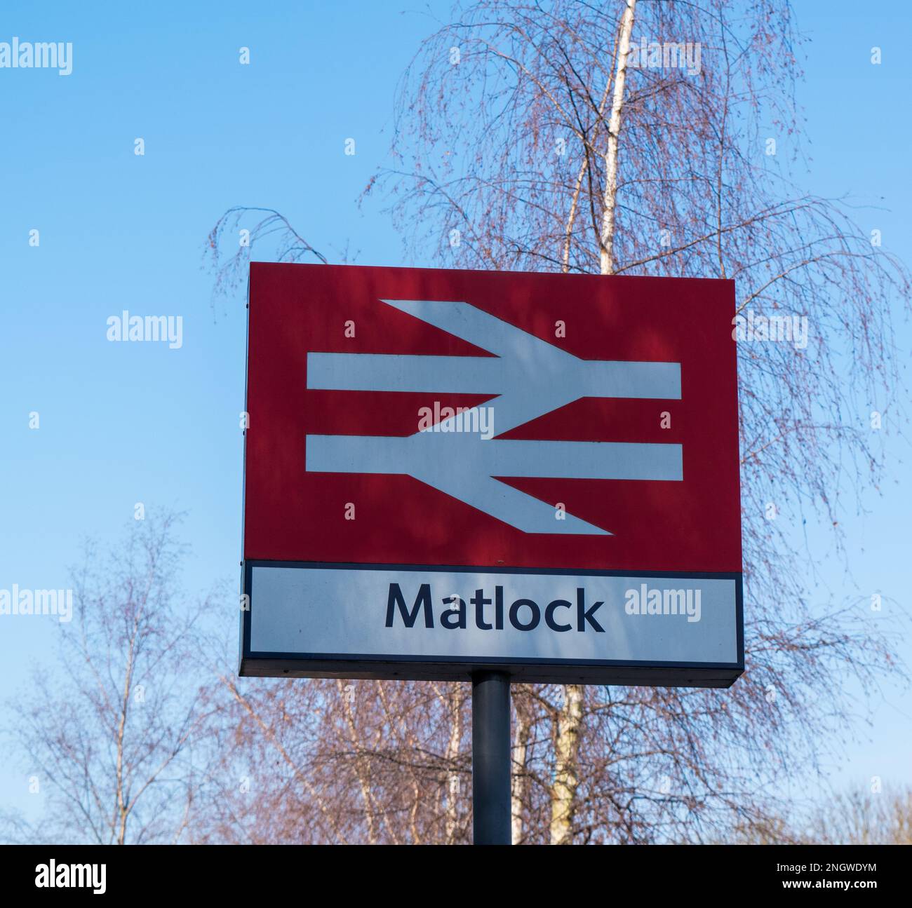 Schild für die historische Matlock Station, Teil der Peak District National Railway Line Stockfoto