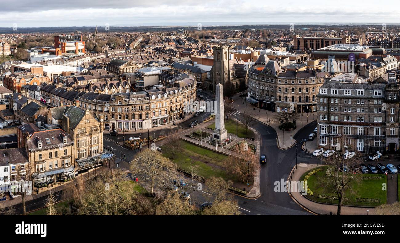 Ein Luftblick auf die North Yorkshire Spa Town in Harrogate mit der viktorianischen Architektur von Betty's Tea Rooms und war Memorial Stockfoto