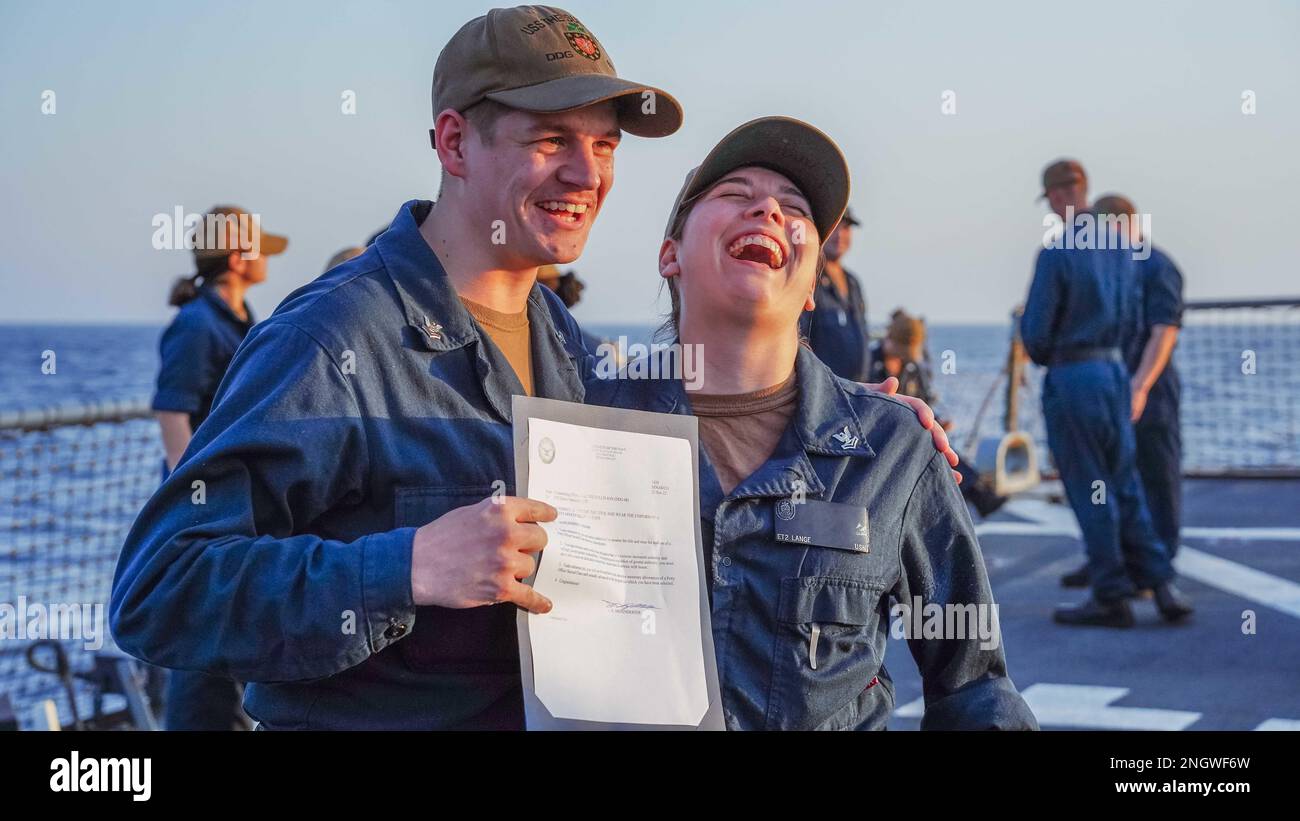 221127-N-EB711-1002 SEELEUTE AM ARABISCHEN GOLF (27. November 2022) posieren für ein Foto an Bord der Guided-Missile Destroyer USS The Sullivans (DDG 68) am 27. November im Arabischen Golf. Die Sullivans werden im US-Flottengebiet 5. eingesetzt, um die Sicherheit und Stabilität der Seeschifffahrt im Nahen Osten zu gewährleisten. Stockfoto