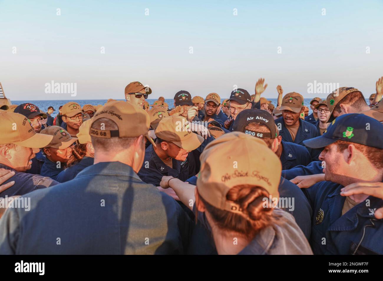 221127-N-RT917-1006 SEELEUTE AUS DEM ARABISCHEN GOLF (27. November 2022) feiern nach einer beeindruckenden Zeremonie an Bord des Zerstörers USS The Sullivans (DDG 68) am 27. November im Arabischen Golf. Die Sullivans werden im US-Flottengebiet 5. eingesetzt, um die Sicherheit und Stabilität der Seeschifffahrt im Nahen Osten zu gewährleisten. Stockfoto