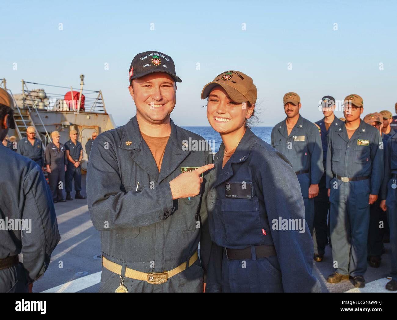 221127-N-RT917-1005 SEELEUTE AM ARABISCHEN GOLF (27. November 2022) posieren für ein Foto während einer atemberaubenden Zeremonie an Bord des Zerstörers USS The Sullivans (DDG 68) am 27. November im Arabischen Golf. Die Sullivans werden im US-Flottengebiet 5. eingesetzt, um die Sicherheit und Stabilität der Seeschifffahrt im Nahen Osten zu gewährleisten. Stockfoto