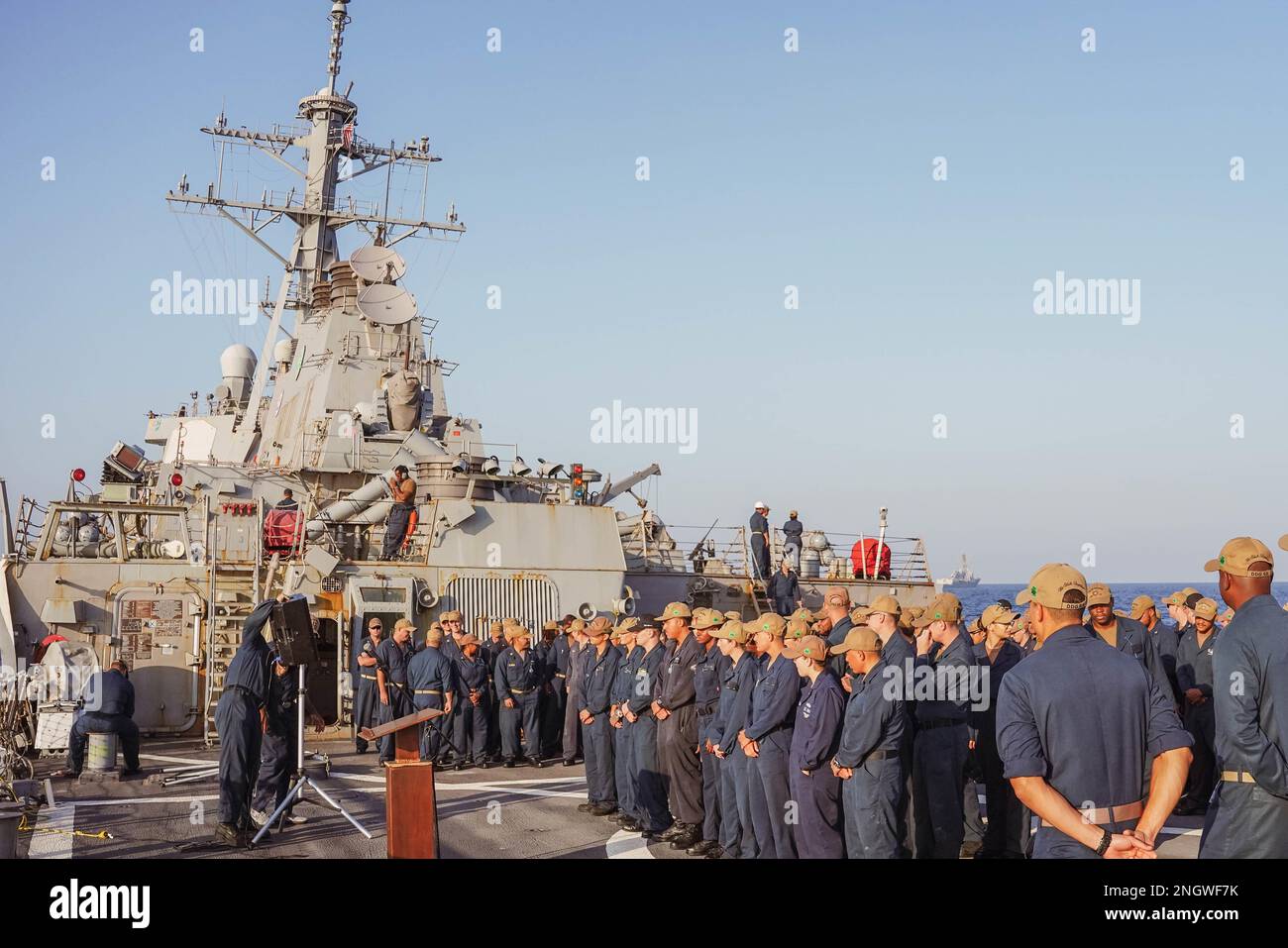 221127-N-RT917-1001 SEELEUTE AM ARABISCHEN GOLF (27. November 2022) an Bord der Guided Missile Destroyer USS die Sullivans (DDG 68) bereiten sich auf eine Zeremonie auf dem Flugdeck der Schiffe für die kürzlich fortgeschrittenen Seeleute vor, am 27. November im Arabischen Golf. Die Sullivans werden im US-Flottengebiet 5. eingesetzt, um die Sicherheit und Stabilität der Seeschifffahrt im Nahen Osten zu gewährleisten. Stockfoto