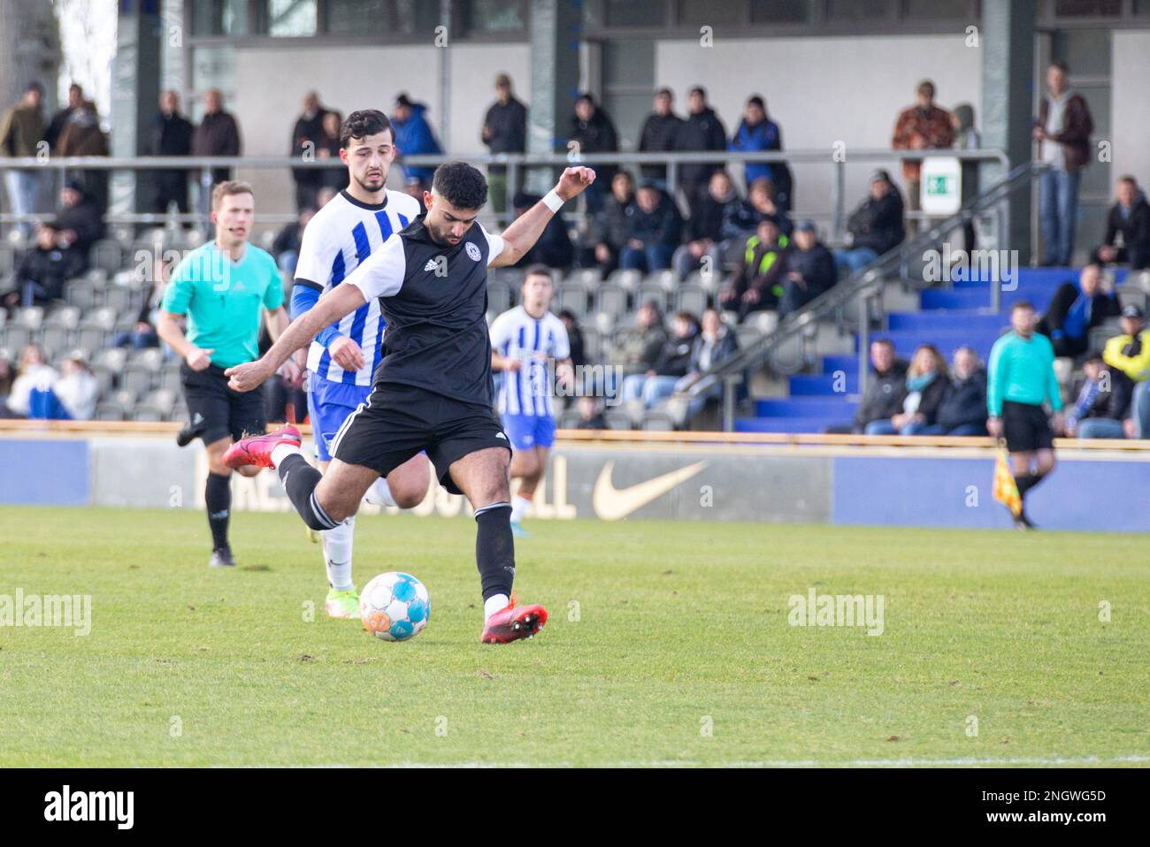 Berlin, Deutschland. 19. Februar 2023. Deutscher Kurbashyan aus Tennis Borussia Berlin schießt beim Spiel Hertha Berlin II gegen Tennis Borussia Berlin in der Runde 21 der Regionalen Liga Nordosten Berlin, Berlin, 19. Februar 2023. Iñaki Esnaola / Alamy Live News Kredit: Iñaki Esnaola/Alamy Live News Stockfoto