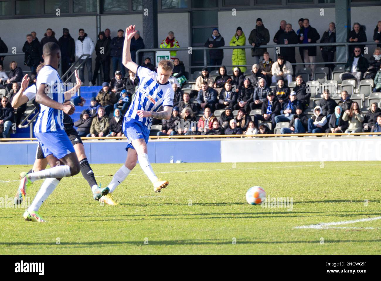 Berlin, Deutschland. 19. Februar 2023. Tony Rölke von Hertha BSC II schießt beim Spiel zwischen Hertha Berlin II und Tennis Borussia Berlin in der Runde 21 der Regional League Northeast, Berlin, 19. Februar 2023. Iñaki Esnaola / Alamy Live News Kredit: Iñaki Esnaola/Alamy Live News Stockfoto