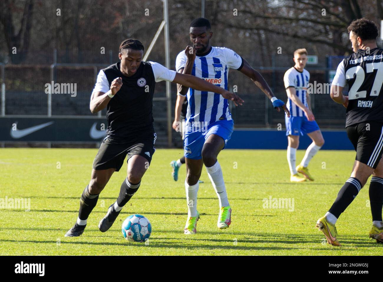 Berlin, Deutschland. 19. Februar 2023. Ruben Travassos vom Tennis Borussia Berlin in Aktion während des Spiels zwischen Hertha Berlin II gegen Tennis Borussia Berlin in der Runde 21 der Regionalen Liga Nordosten, Berlin, 19. Februar 2023. Iñaki Esnaola / Alamy Live News Kredit: Iñaki Esnaola/Alamy Live News Stockfoto