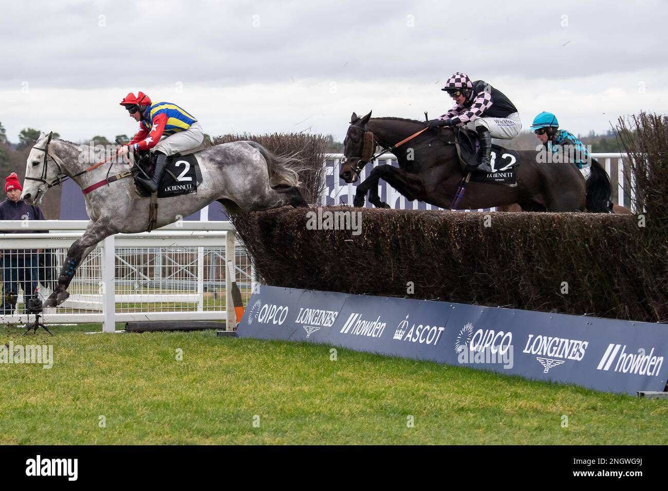 Ascot, Berkshire, Großbritannien. 18. Februar 2023. Jockey Shane Quinlan reitet mit dem Pferd Farinet in der LK Bennett Swinley Handicap Steeple Chase auf der Ascot Racecourse am Betfair Ascot Chase Raceday. Kredit: Maureen McLean/Alamy Live News Stockfoto