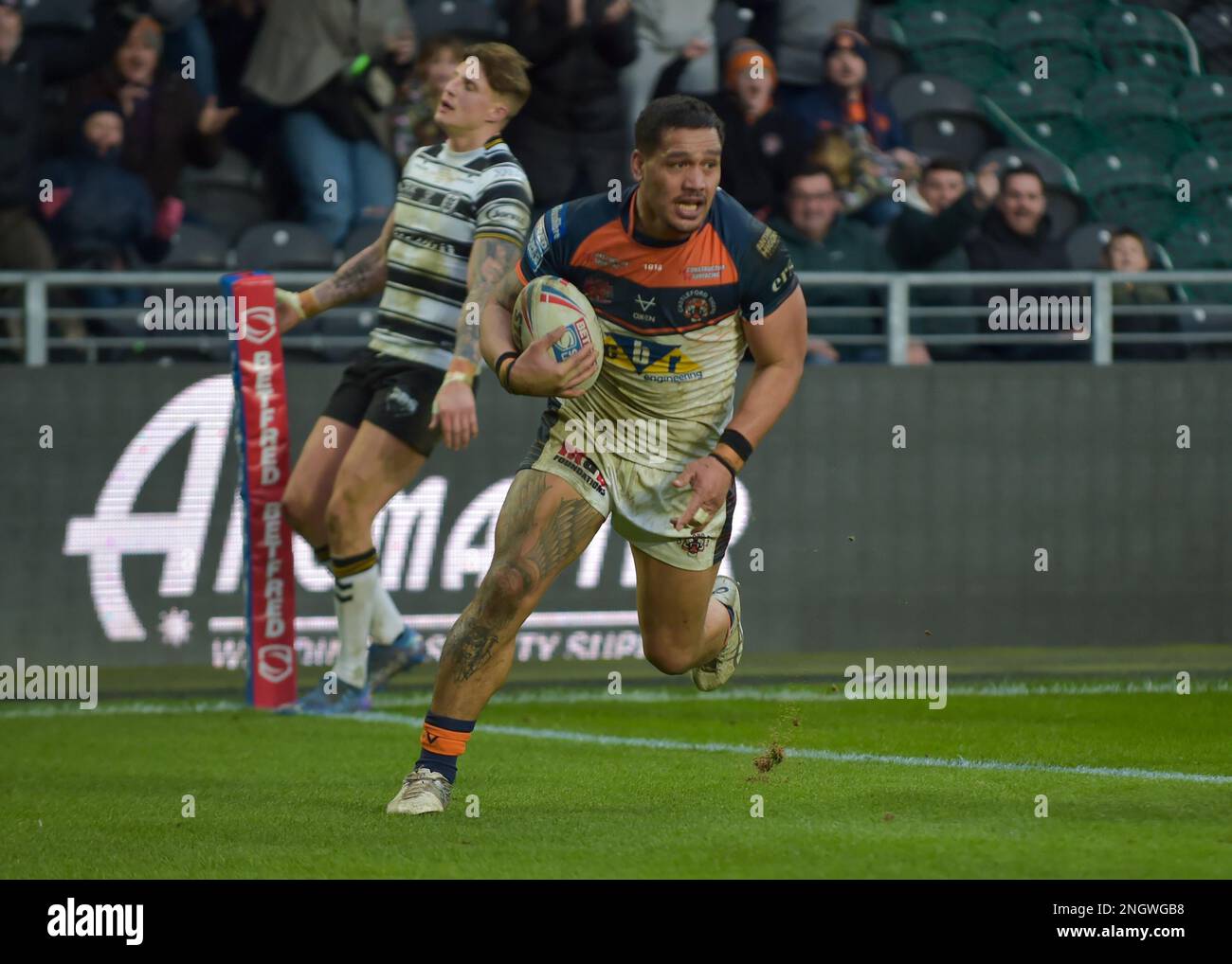 Hull, UK. 19. Februar 2023. Bureta Faraimo von Castleford Tigers erzielt am 19. Februar 2023 in Runde 1 des Betfred Super League Photo Credit Craig Cresswell Photography Credit: Craig Cresswell/Alamy Live News einen Probeversuch zwischen Hull FC und Castleford Tigers im MKM Stadium, Hull, West Yorkshire, Großbritannien Stockfoto