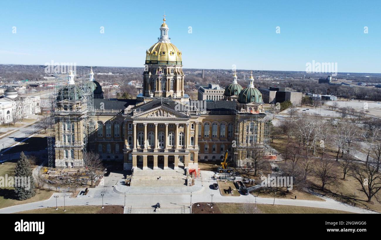 Des Moines, IOWA, USA - 11. Februar 2023: Luftaufnahme der Skyline des Moines vom EMC Overlook im MacRae Park Stockfoto